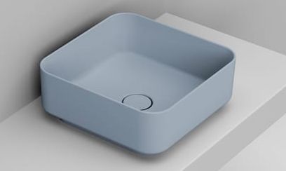 Ceramica Dolomite Noemi lavabo 40x40 cm cuadrada sobre encimera azul mate D311771
