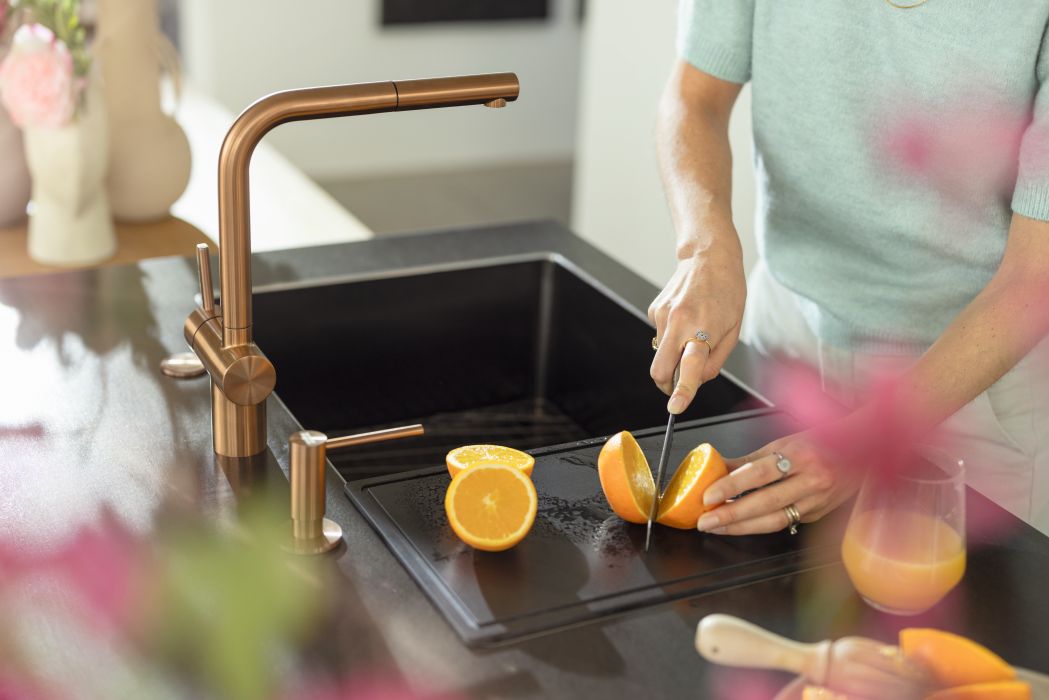 Elementos dorados destacados en la cocina