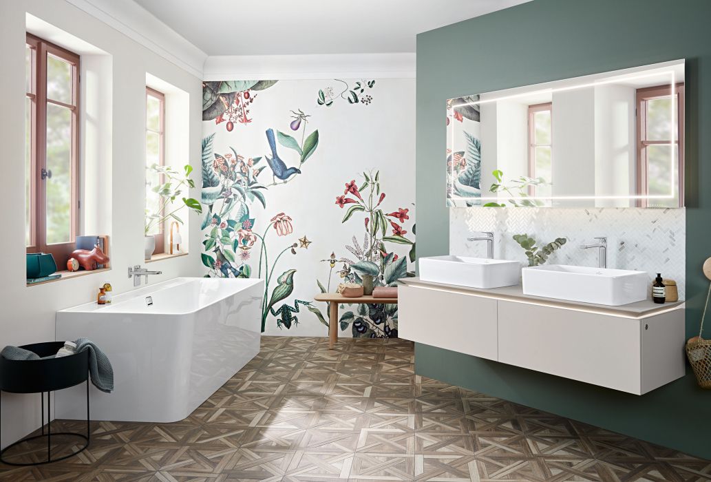 Ba&ntilde;o con papel pintado con motivos florales