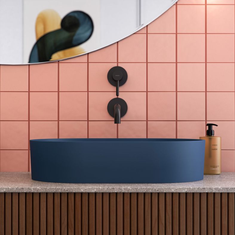 čern&aacute; podom&iacute;tkov&aacute; instalačn&iacute; baterie v barevn&eacute; koupelně